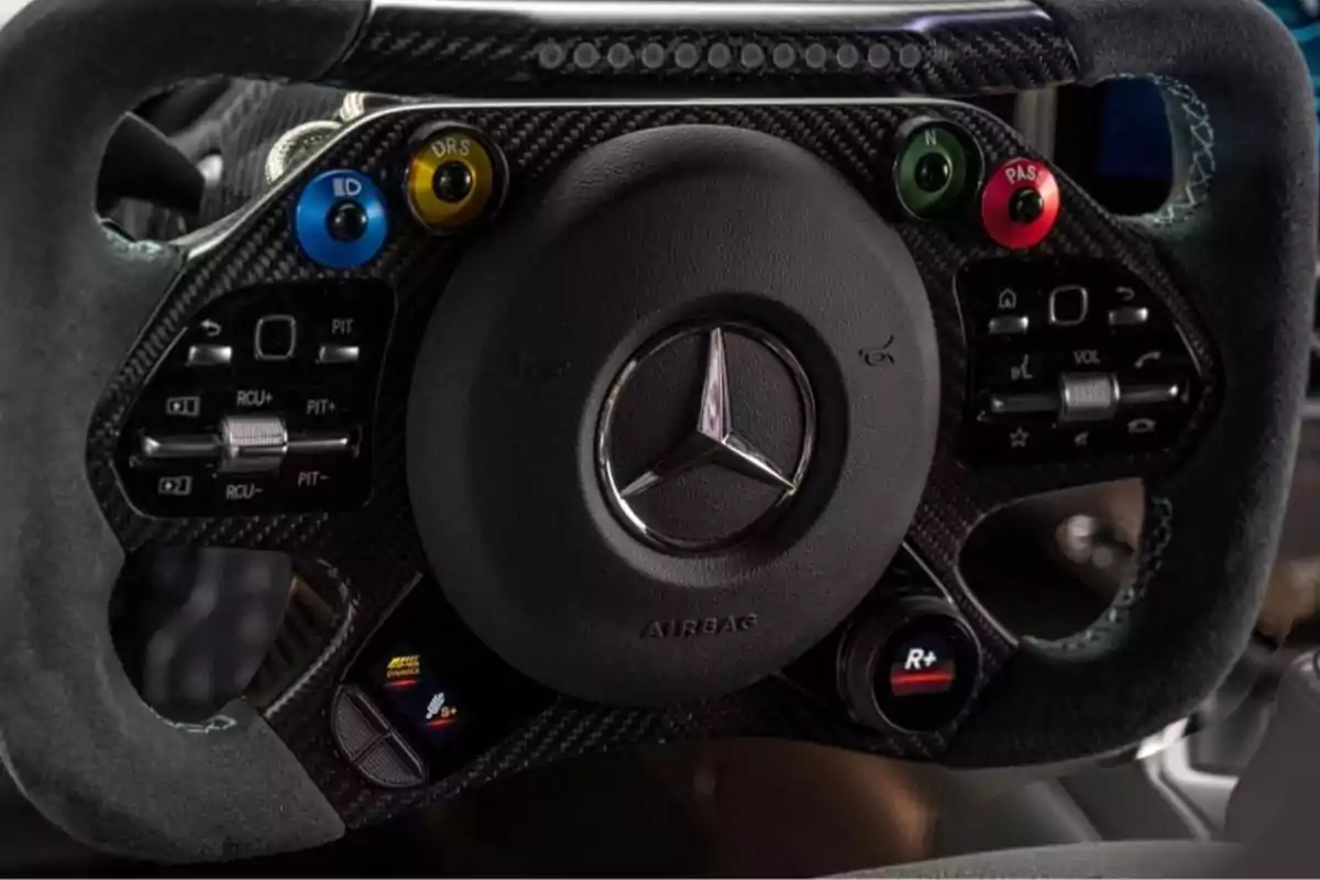 Volante de un automóvil de carreras de la marca Mercedes-Benz con múltiples botones y controles integrados.