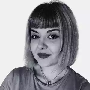 Primer plano de la redactora Encarni Ortiz en blanco y negro