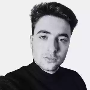 Primer plano del redactor Adrià Regàs en blanco y negro