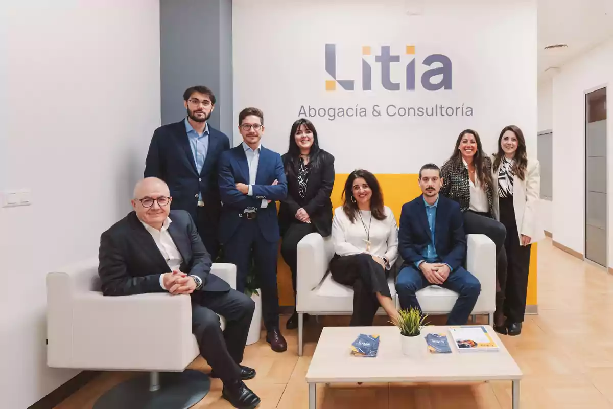 Grupo de personas posando en una oficina de abogacía y consultoría llamada Litia.