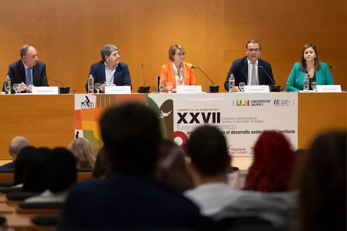 El vicepresidente de la Diputación y diputado de Turismo, Andrés Martínez, durante el congreso