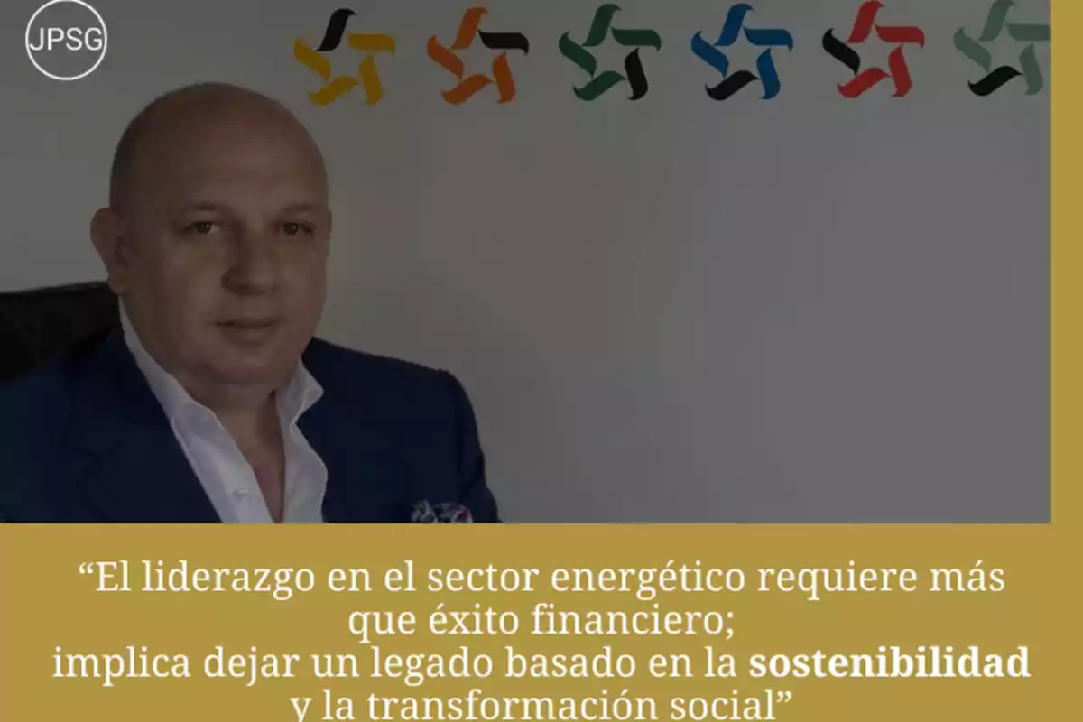 Hombre en traje azul con fondo de logotipos coloridos y cita sobre liderazgo en el sector energético enfocada en sostenibilidad y transformación social.