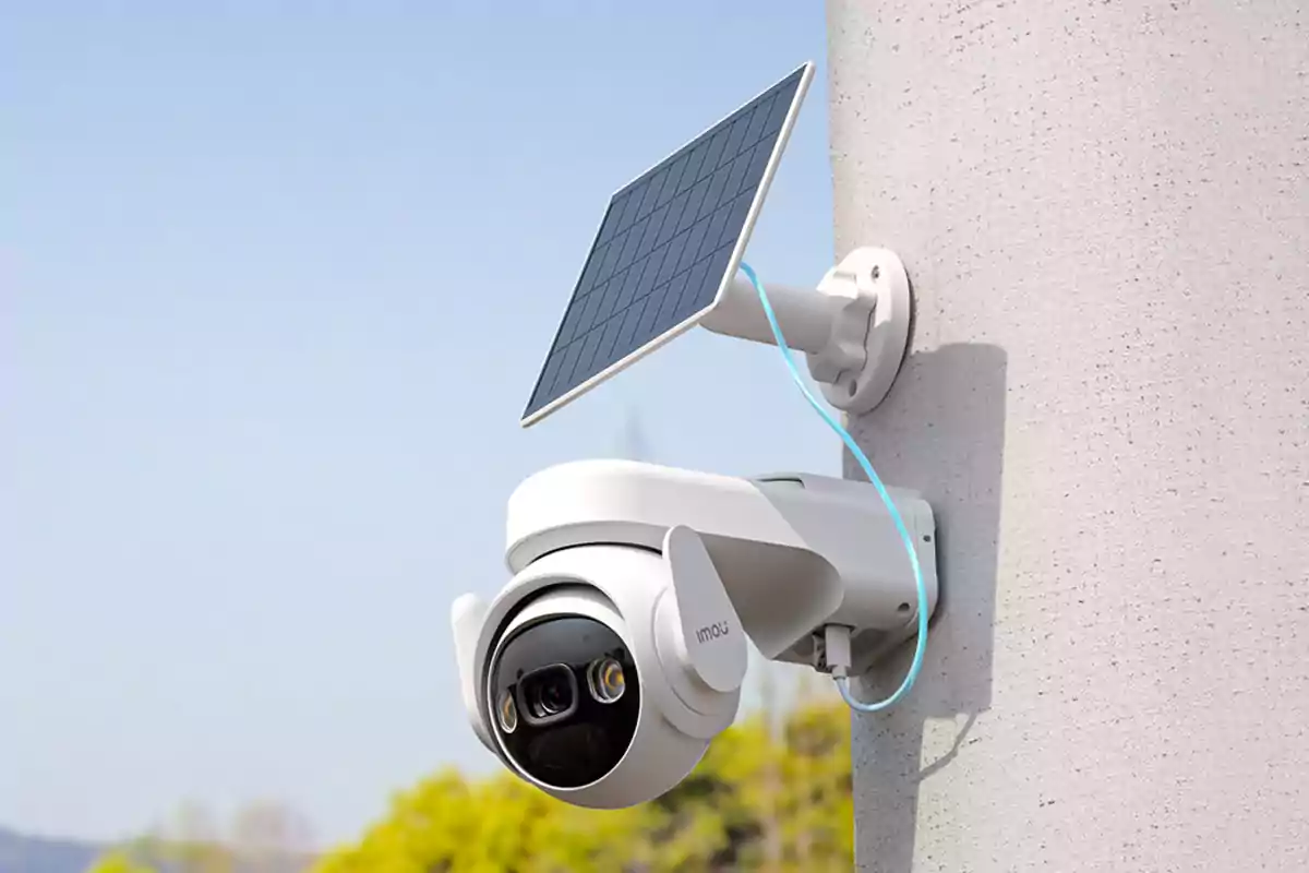 Cámara de seguridad montada en una pared con un panel solar conectado.