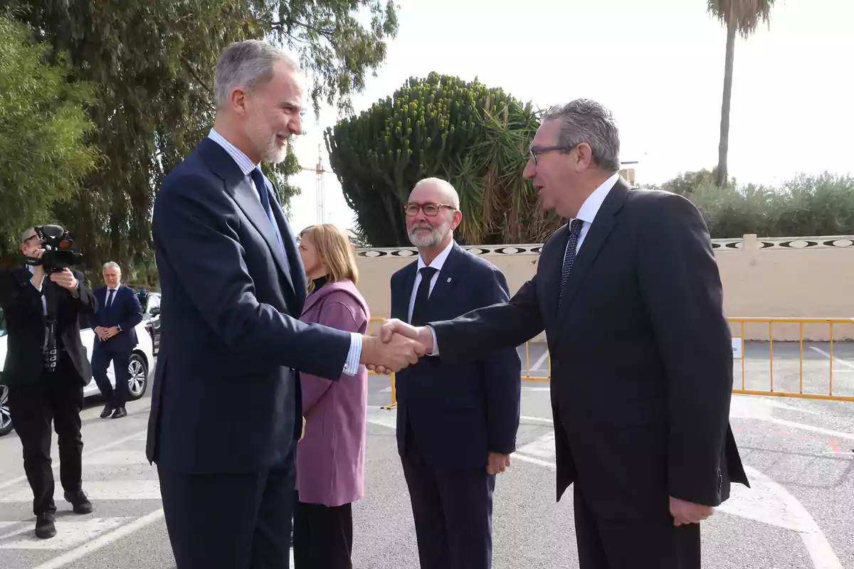 Toni Perez, presidente de la Diputación de Alicante, saludando a S.M. el Rey Felipe VI