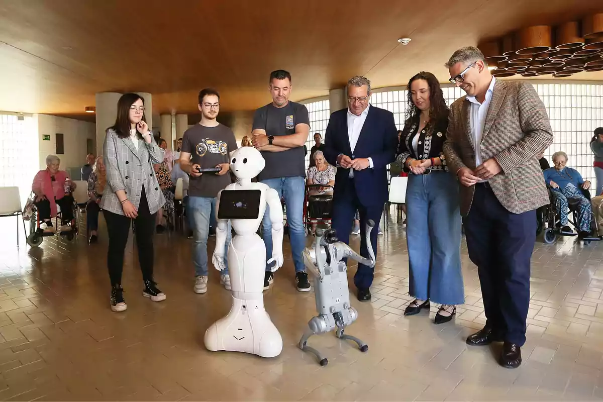 El presidente provincial, Toni Pérez, junto al robot G02