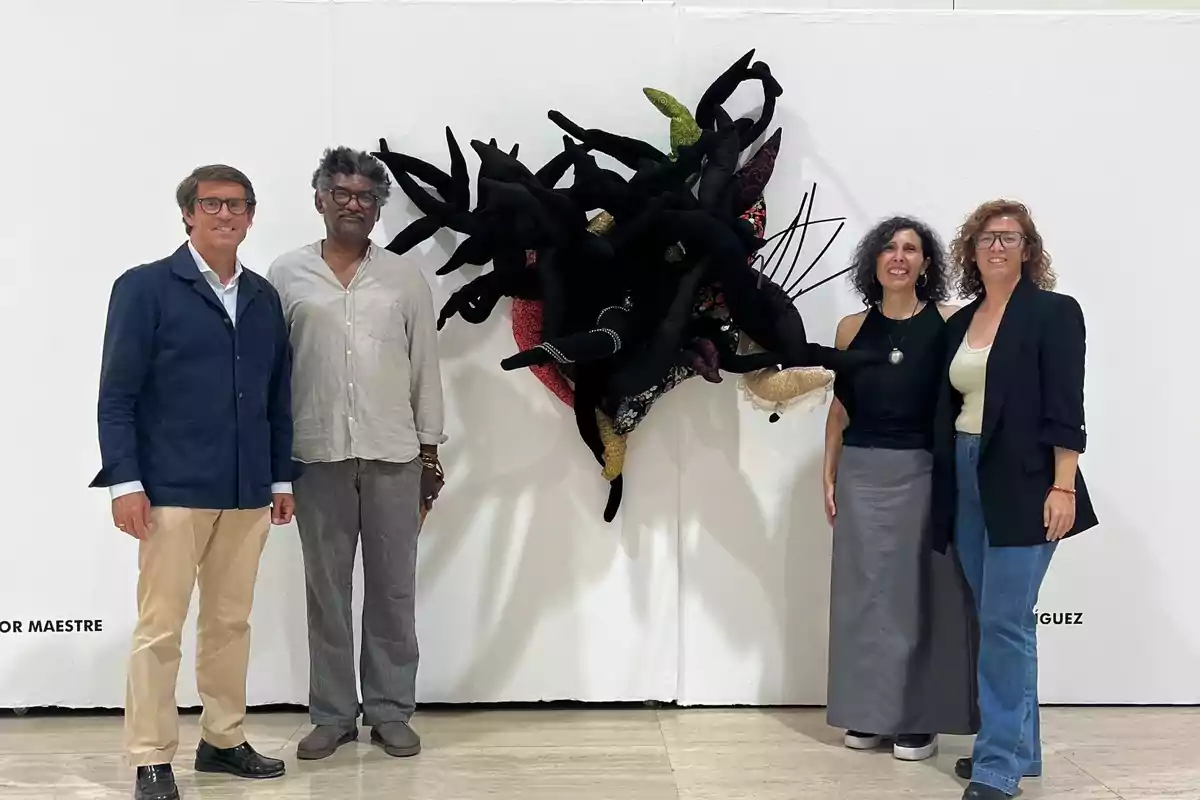 El diputado de Cultura, Juan de Dios Navarro ,en la exposición de los 25 trabajos seleccionados