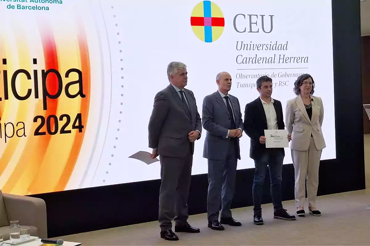 El jefe de servicio del área de Transparencia de la institución alicantina, Toni Canet, en la recogida del galardón