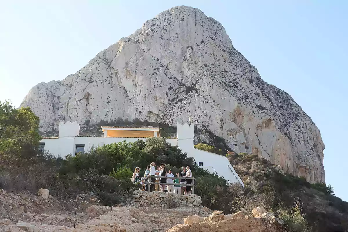 El diputado de Cultura, Juan de Dios Navarro, visitando el sitio arqueológico en el Parque Natural del Peñón de Ifach