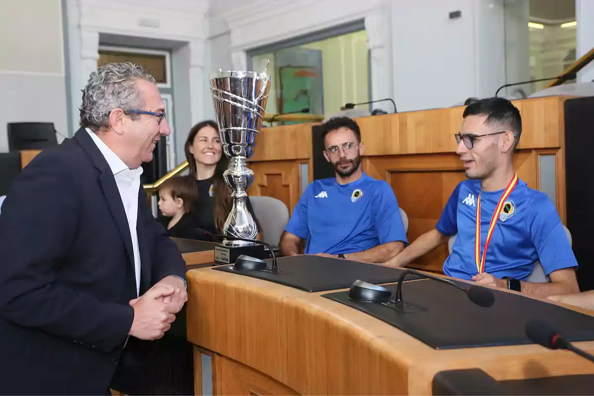 Encuentro entre el presidente de la Diputación y los miembros del equipo en el Salón de Plenos del Palacio Provincial