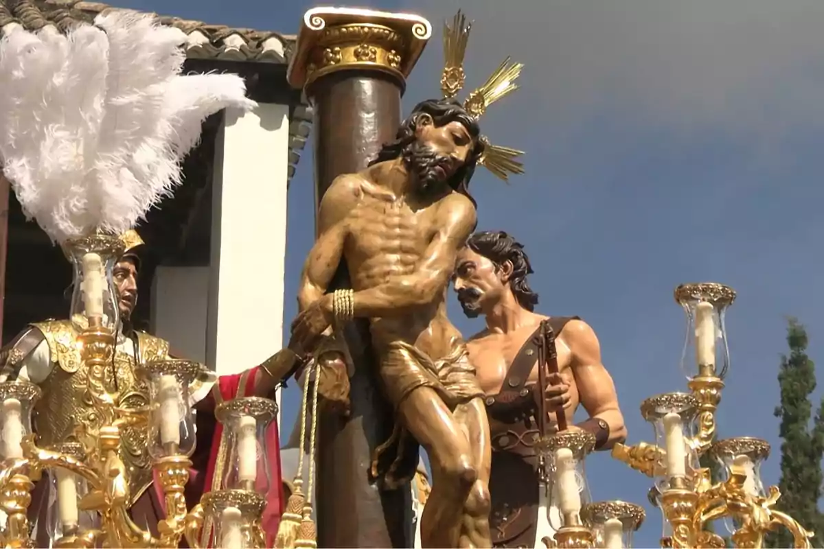 Escultura religiosa de una procesión con figuras detalladas y adornos dorados. Escultura religiosa de una procesión con figuras detalladas y adornos dorados.