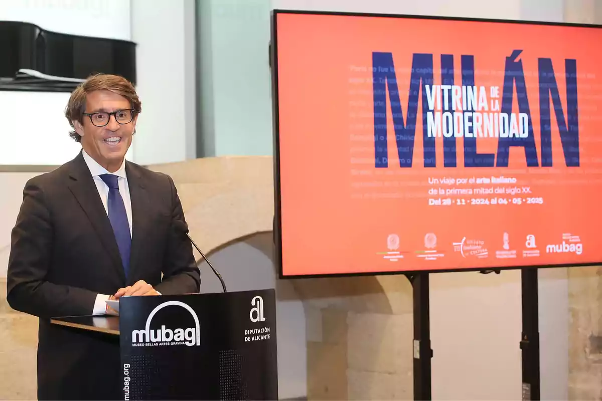 El diputado de Cultura, Juan de Dios Navarro, inaugurando la exposición