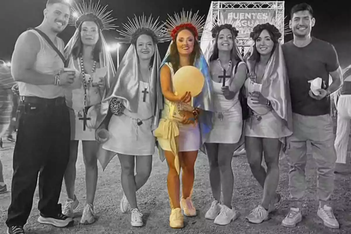 Un grupo de personas posando para una foto, con una mujer en el centro destacada en color mientras el resto de la imagen está en blanco y negro.