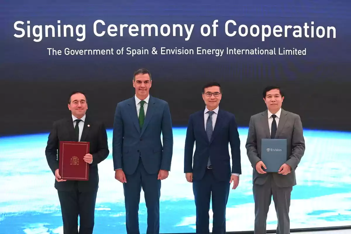 Cuatro hombres de pie en un escenario durante una ceremonia de firma de cooperación entre el Gobierno de España y Envision Energy International Limited. Cuatro hombres de pie en un escenario durante una ceremonia de firma de cooperación entre el Gobierno de España y Envision Energy International Limited.