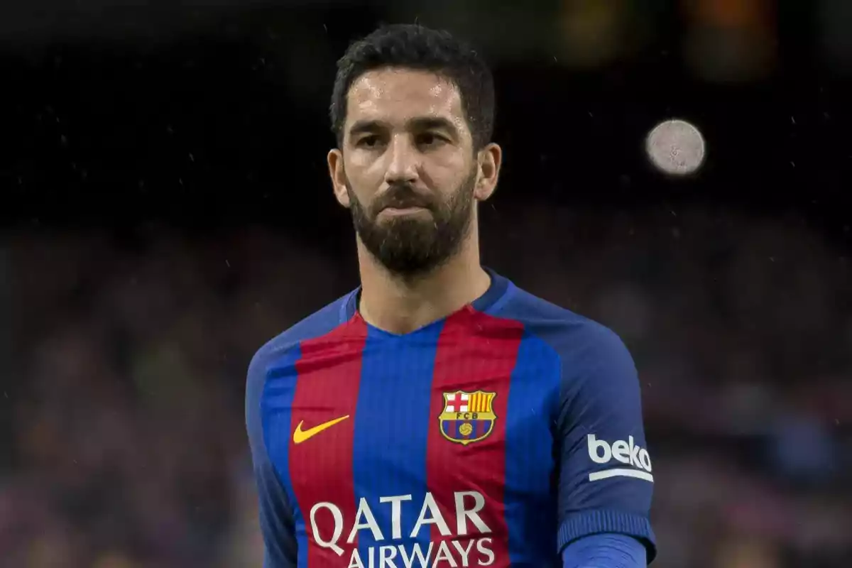 Futbolista con barba usando el uniforme del FC Barcelona durante un partido Futbolista con barba usando el uniforme del FC Barcelona durante un partido