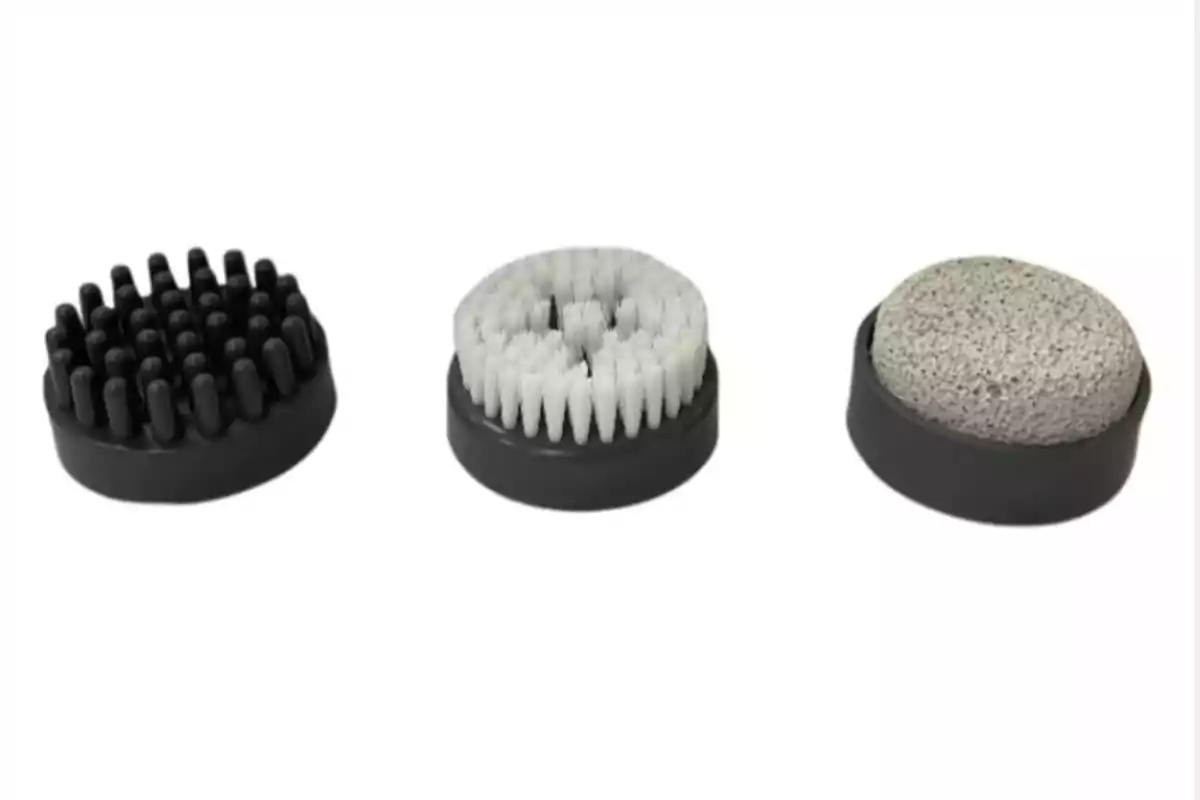 Tres cabezales intercambiables para un dispositivo de cuidado personal, uno con puntas de goma negras, otro con cerdas blancas y otro con piedra pómez Tres cabezales intercambiables para un dispositivo de cuidado personal, uno con puntas de goma negras, otro con cerdas blancas y otro con piedra pómez