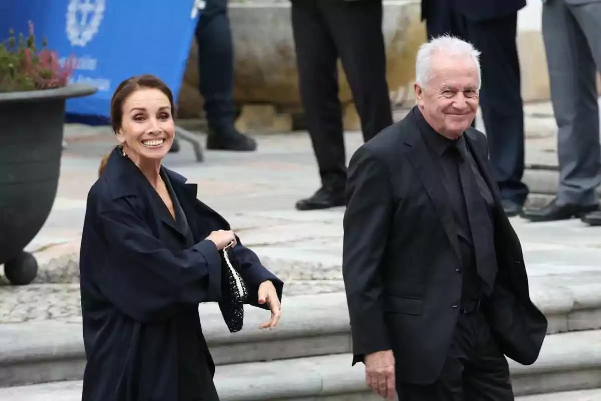 Ana Belén y Víctor Manuel a la salida del Hotel Reconquista para dirigirse al Teatro Campoamor ante la ceremonia de entrega de los 'Premios Princesa de Asturias 2024', a 25 de octubre de 2024. Ana Belén y Víctor Manuel a la salida del Hotel Reconquista para dirigirse al Teatro Campoamor ante la ceremonia de entrega de los 'Premios Princesa de Asturias 2024', a 25 de octubre de 2024.