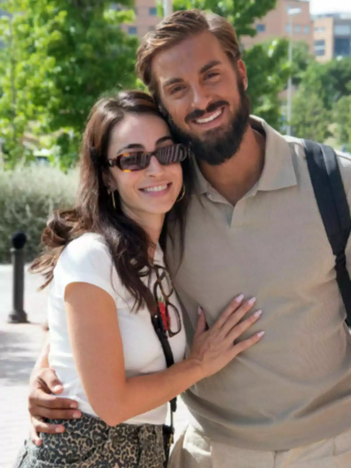Ana Solma y Borja González abrazándose y sonriendo al aire libre en un día soleado Ana Solma y Borja González abrazándose y sonriendo al aire libre en un día soleado