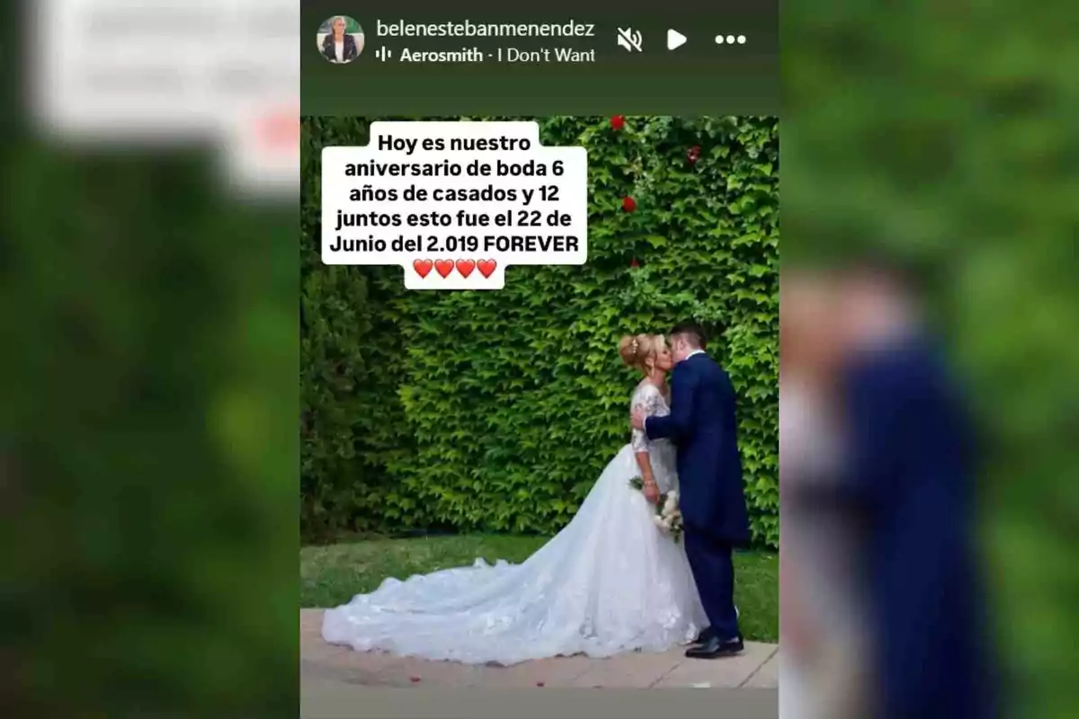 Belén Esteban y Miguel Marcos besándose frente a una pared cubierta de hojas verdes con un mensaje celebrando su aniversario de boda y varios corazones rojos Belén Esteban y Miguel Marcos besándose frente a una pared cubierta de hojas verdes con un mensaje celebrando su aniversario de boda y varios corazones rojos