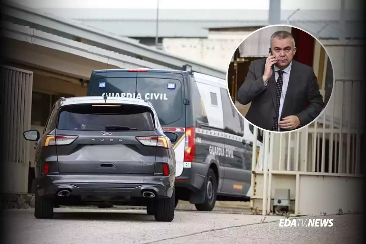 Un coche y una furgoneta de la Guardia Civil están estacionados junto a una entrada mientras en la esquina superior derecha aparece el retrato de un hombre con traje hablando por teléfono