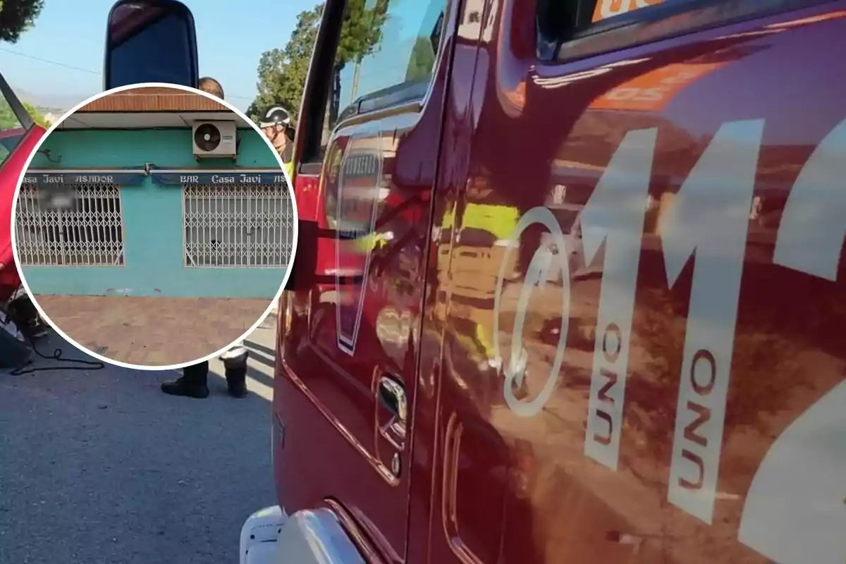 Un camión de bomberos rojo con el número 112 en la puerta y un círculo que muestra la fachada de un bar de color azul con rejas blancas en las ventanas