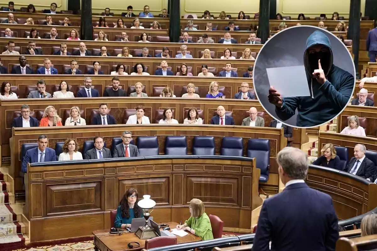 Vista de un parlamento lleno de personas sentadas en sus escaños con un círculo superpuesto que muestra a una persona encapuchada haciendo un gesto de silencio y sosteniendo una hoja en blanco