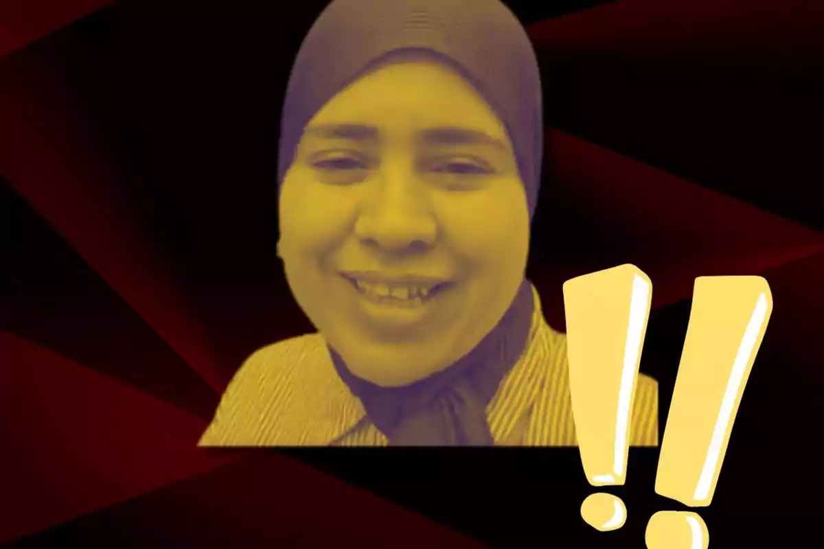 Persona con filtro amarillo sonriente y dos signos de exclamación grandes sobre un fondo oscuro geométrico.