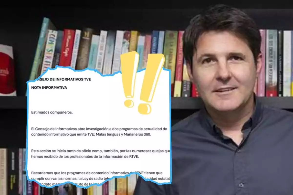 Un hombre de cabello oscuro y camisa azul está de pie frente a una estantería con libros, junto a una hoja con texto y dos signos de exclamación amarillos dibujados.