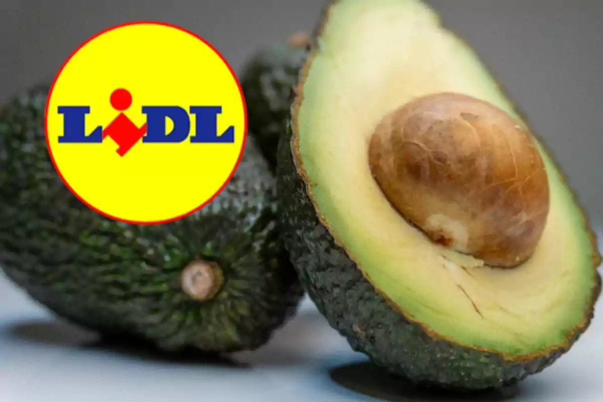Aguacate partido por la mitad junto al logotipo de Lidl Aguacate partido por la mitad junto al logotipo de Lidl