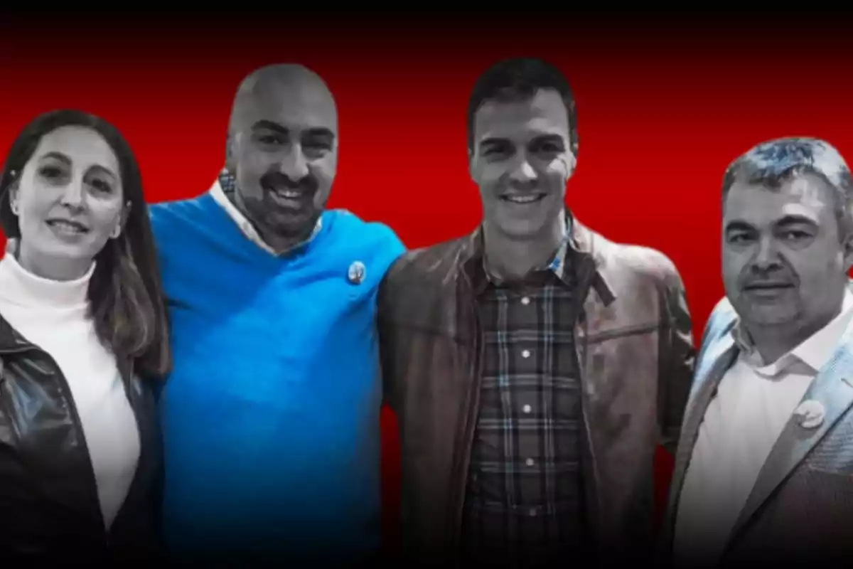 Cuatro personas posan juntas frente a un fondo rojo y negro