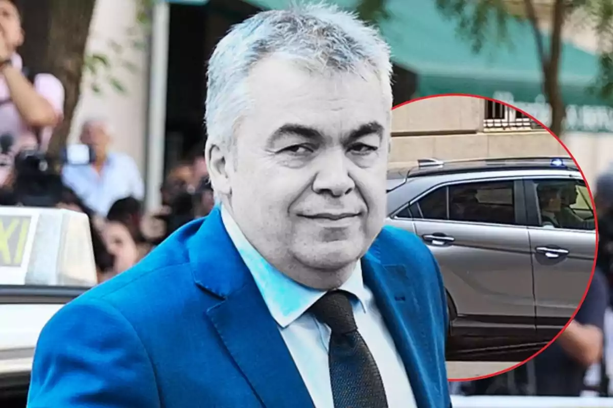 Hombre de cabello canoso con traje azul y corbata oscura caminando en la calle con un taxi y varias personas al fondo y un círculo resaltando un automóvil plateado