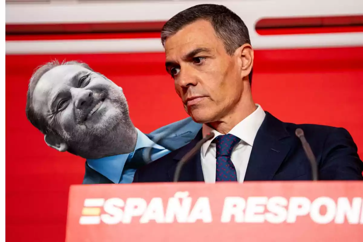 Un hombre de traje y corbata está serio frente a un micrófono con un fondo rojo y un cartel que dice ESPAÑA RESPON mientras detrás de él aparece la imagen en blanco y negro de otro hombre sonriendo