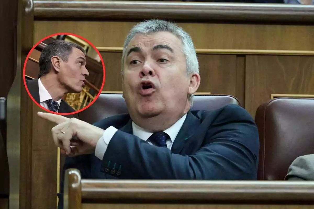 Hombre de cabello canoso sentado en un escaño señalando con el dedo mientras habla y en la esquina superior izquierda aparece el rostro de otro hombre dentro de un círculo rojo