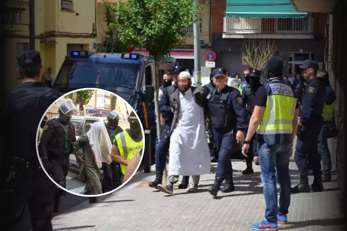 Varios agentes de policía escoltan a un hombre esposado vestido con ropa blanca en una calle urbana mientras otras personas observan y en un recuadro se muestra a otro detenido custodiado por la Guardia Civil