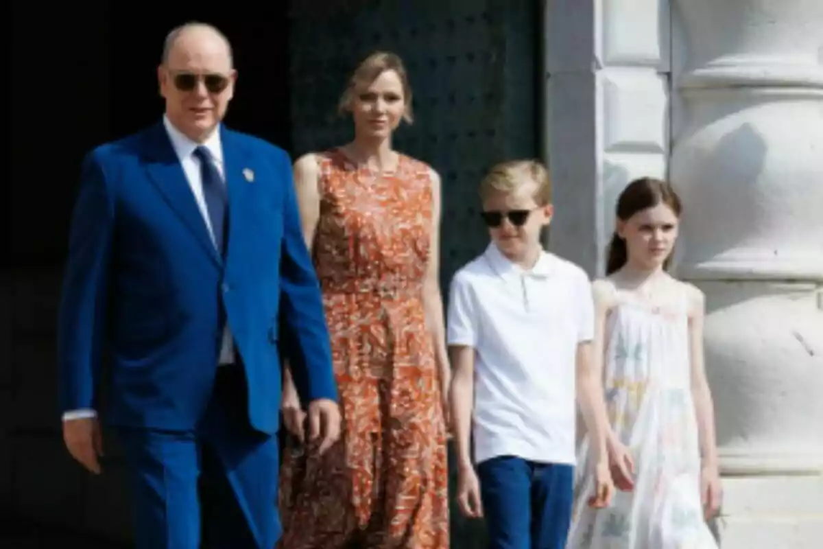 La Familia Real de Mónaco, elegantemente vestidos, caminan juntas al aire libre frente a un edificio blanco. La Familia Real de Mónaco, elegantemente vestidos, caminan juntas al aire libre frente a un edificio blanco.