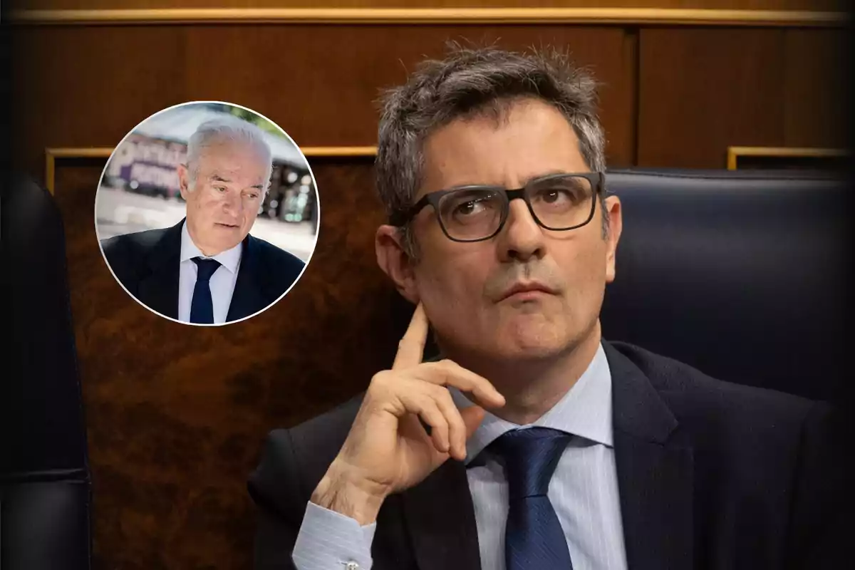 Hombre de cabello canoso y gafas sentado en un escaño con expresión pensativa y en la esquina superior izquierda aparece el retrato de otro hombre mayor con cabello blanco y traje oscuro