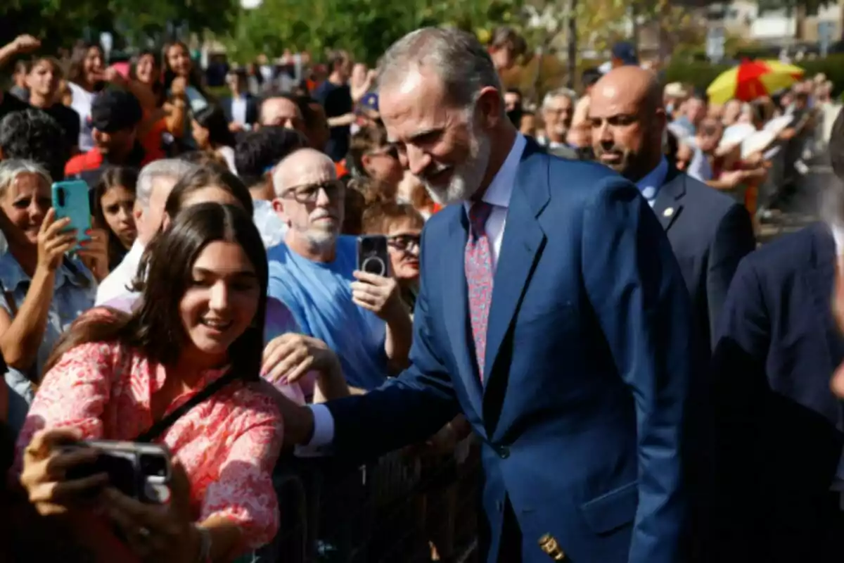 King Felipe VI greets residents during a visit to Badia de Vallès on June 23, 2025, in Badia de Vallès, Barcelona. King Felipe VI greets residents during a visit to Badia de Vallès on June 23, 2025, in Badia de Vallès, Barcelona.