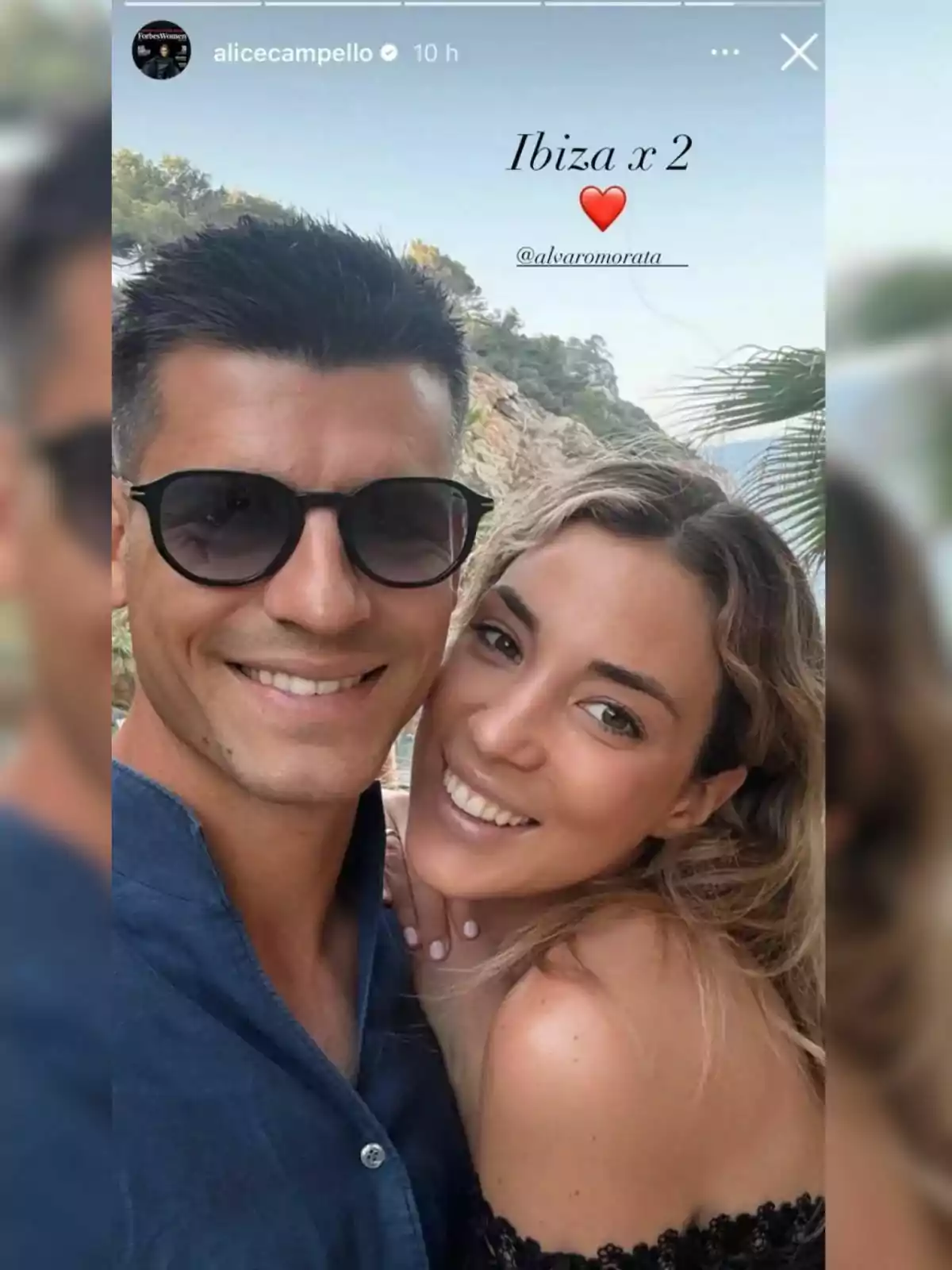 Una pareja -formada por Álvaro Morata y Alice Campello- sonriente tomándose una selfie al aire libre con paisaje de vegetación y mar de fondo. Una pareja -formada por Álvaro Morata y Alice Campello- sonriente tomándose una selfie al aire libre con paisaje de vegetación y mar de fondo.