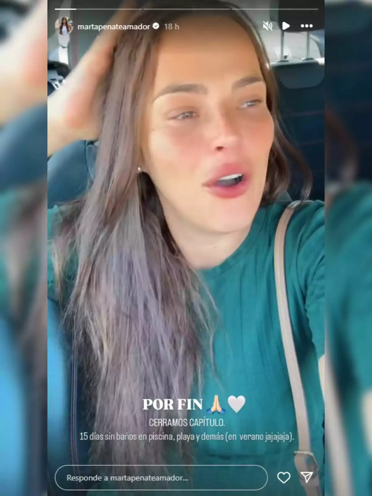 Marta Peñate sentada en un coche, con expresión de alivio y felicidad, usando una camiseta verde y bolso beige, con texto superpuesto celebrando el cierre de una etapa. Marta Peñate sentada en un coche, con expresión de alivio y felicidad, usando una camiseta verde y bolso beige, con texto superpuesto celebrando el cierre de una etapa.