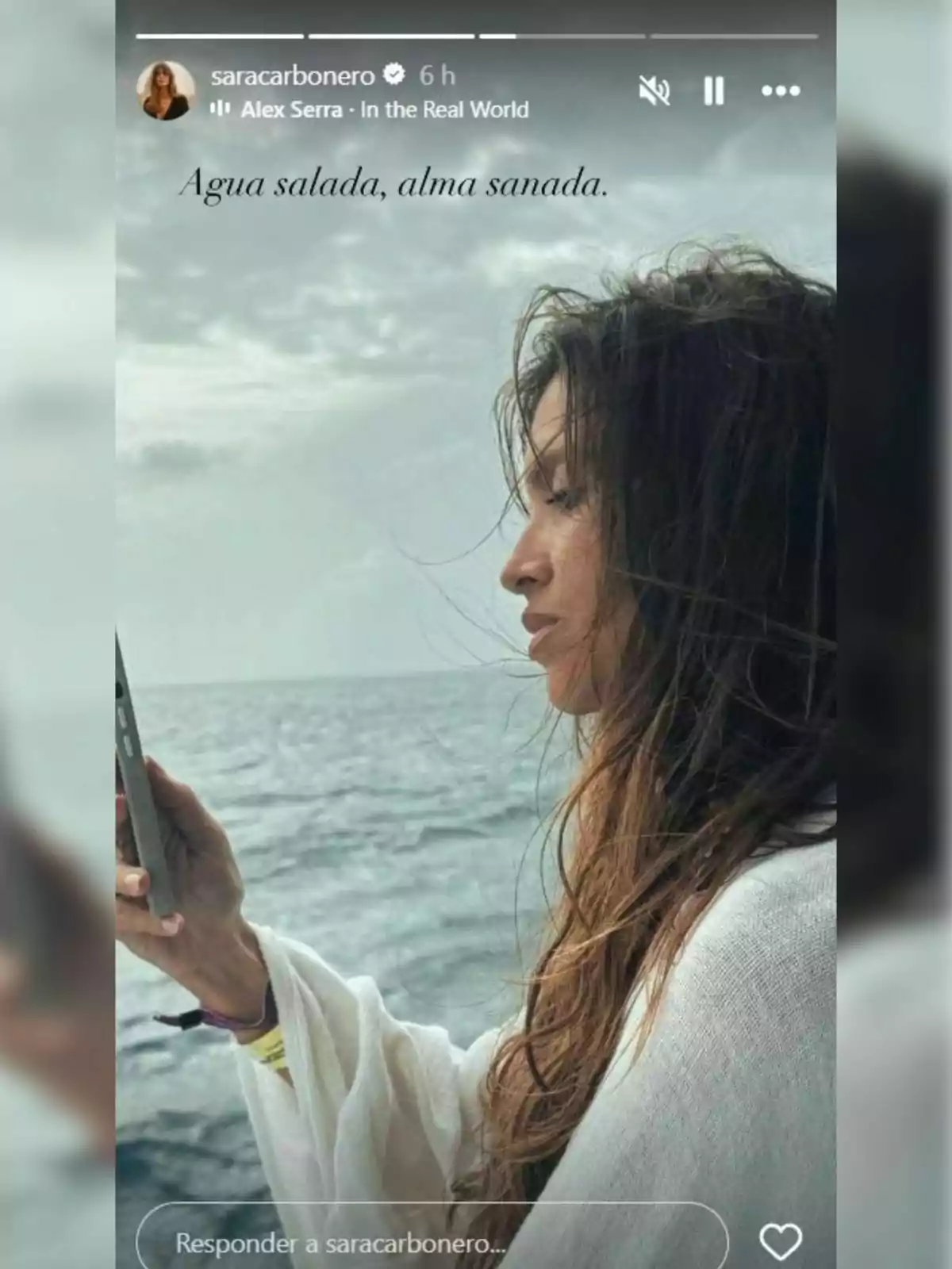 Sara Carbonero de perfil con el cabello suelto mirando su teléfono móvil frente al mar en un día nublado. Sara Carbonero de perfil con el cabello suelto mirando su teléfono móvil frente al mar en un día nublado.