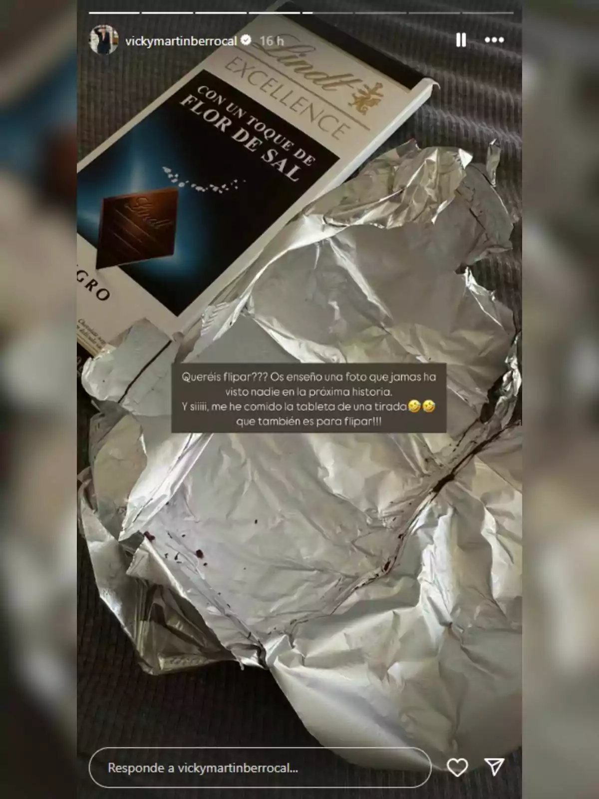 Historia de Instagram de Vicky Martín Berrocal que muestra una tableta de chocolate Lindt Excellence con flor de sal parcialmente envuelta en papel aluminio, con el envoltorio abierto y restos de chocolate visibles. Historia de Instagram de Vicky Martín Berrocal que muestra una tableta de chocolate Lindt Excellence con flor de sal parcialmente envuelta en papel aluminio, con el envoltorio abierto y restos de chocolate visibles.