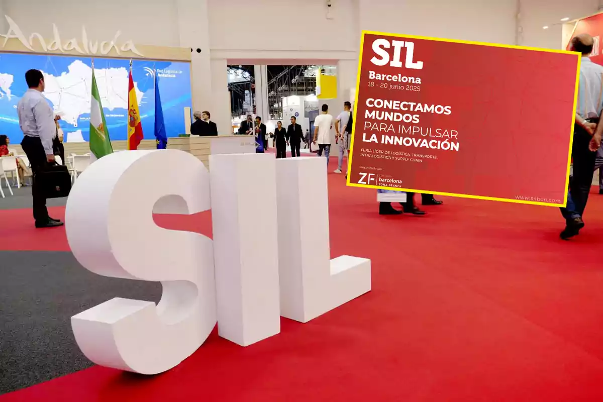 Personas caminando en una feria de logística con una gran escultura de las letras SIL y un cartel promocionando el evento SIL Barcelona 2025 sobre una alfombra roja