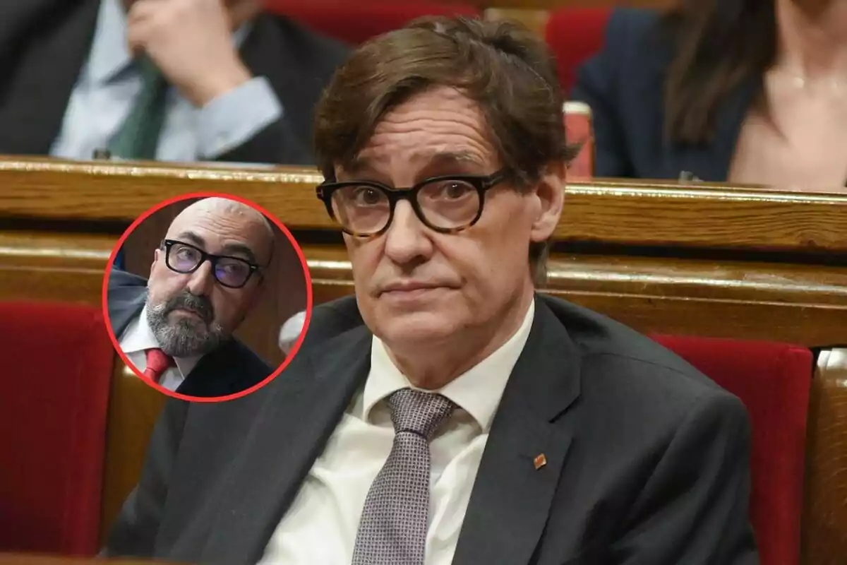 Hombre con gafas y traje sentado en un escaño de un parlamento con un círculo rojo que resalta a otra persona en la esquina izquierda de la imagen