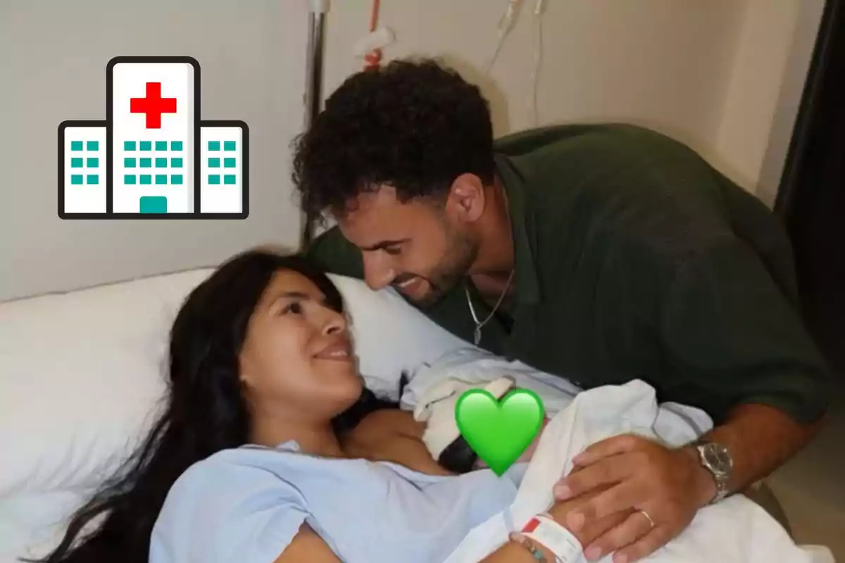 Isa Pantoja y Asraf Beno sonriente con su bebé recién nacido en una cama de hospital, con un emoji de hospital y un corazón verde cubriendo al bebé.