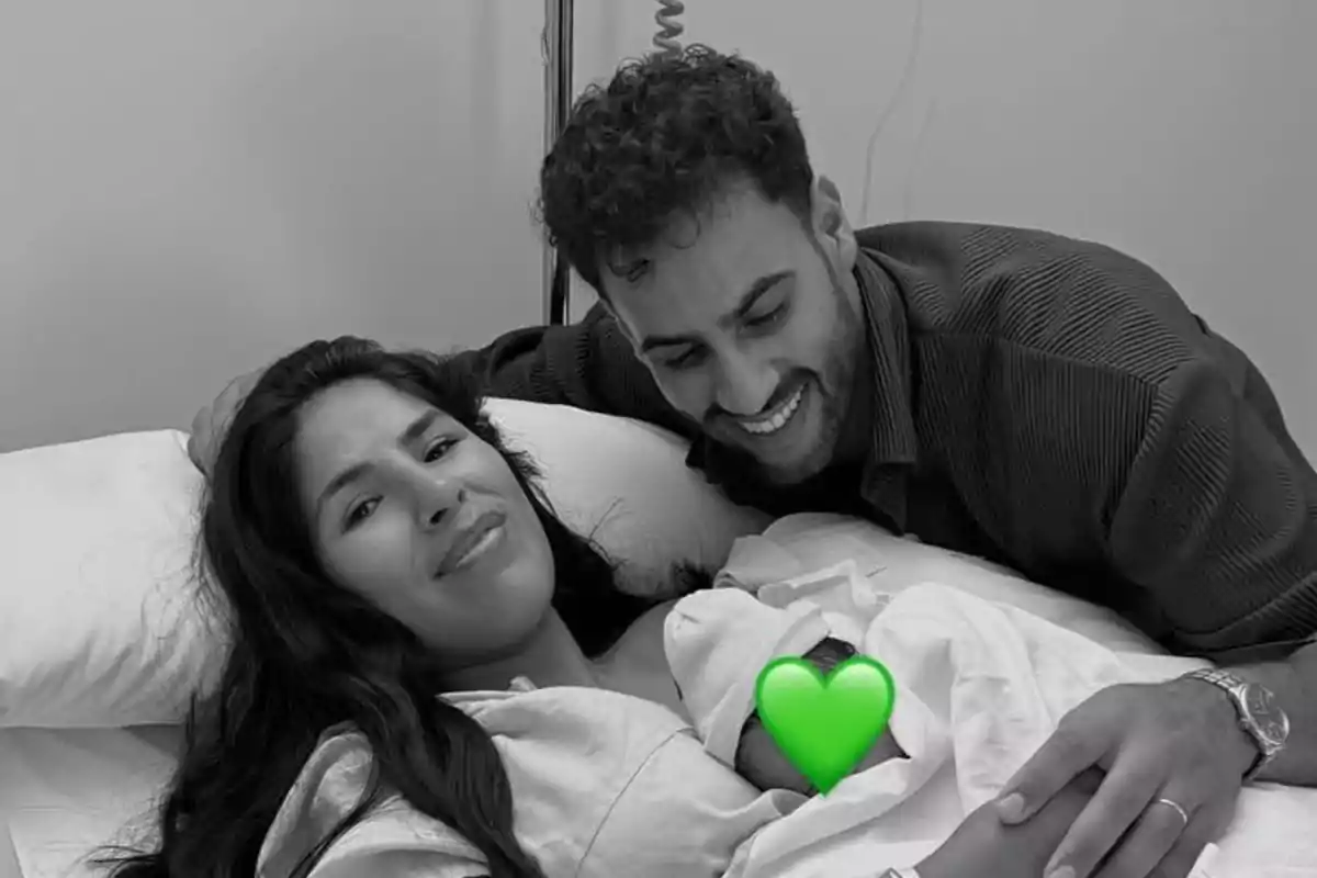 Isa Pantoja y Asraf Beno sonríen mientras sostiene a su bebé recién nacido en una cama de hospital, con un corazón verde cubriendo al bebé. Isa Pantoja y Asraf Beno sonríen mientras sostiene a su bebé recién nacido en una cama de hospital, con un corazón verde cubriendo al bebé.