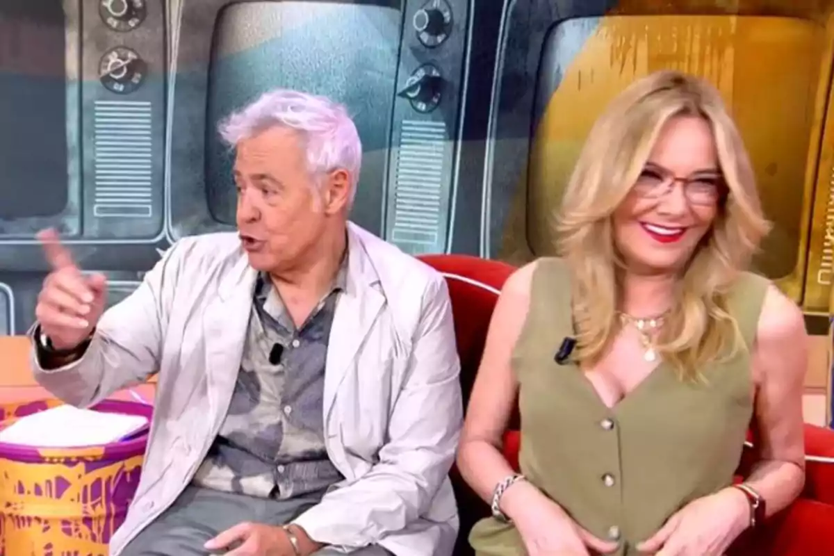 Jordi González y Belén Rodríguez sentados en un set de televisión, una de ellas gesticulando con la mano mientras la otra sonríe, con pantallas antiguas de fondo. Jordi González y Belén Rodríguez sentados en un set de televisión, una de ellas gesticulando con la mano mientras la otra sonríe, con pantallas antiguas de fondo.