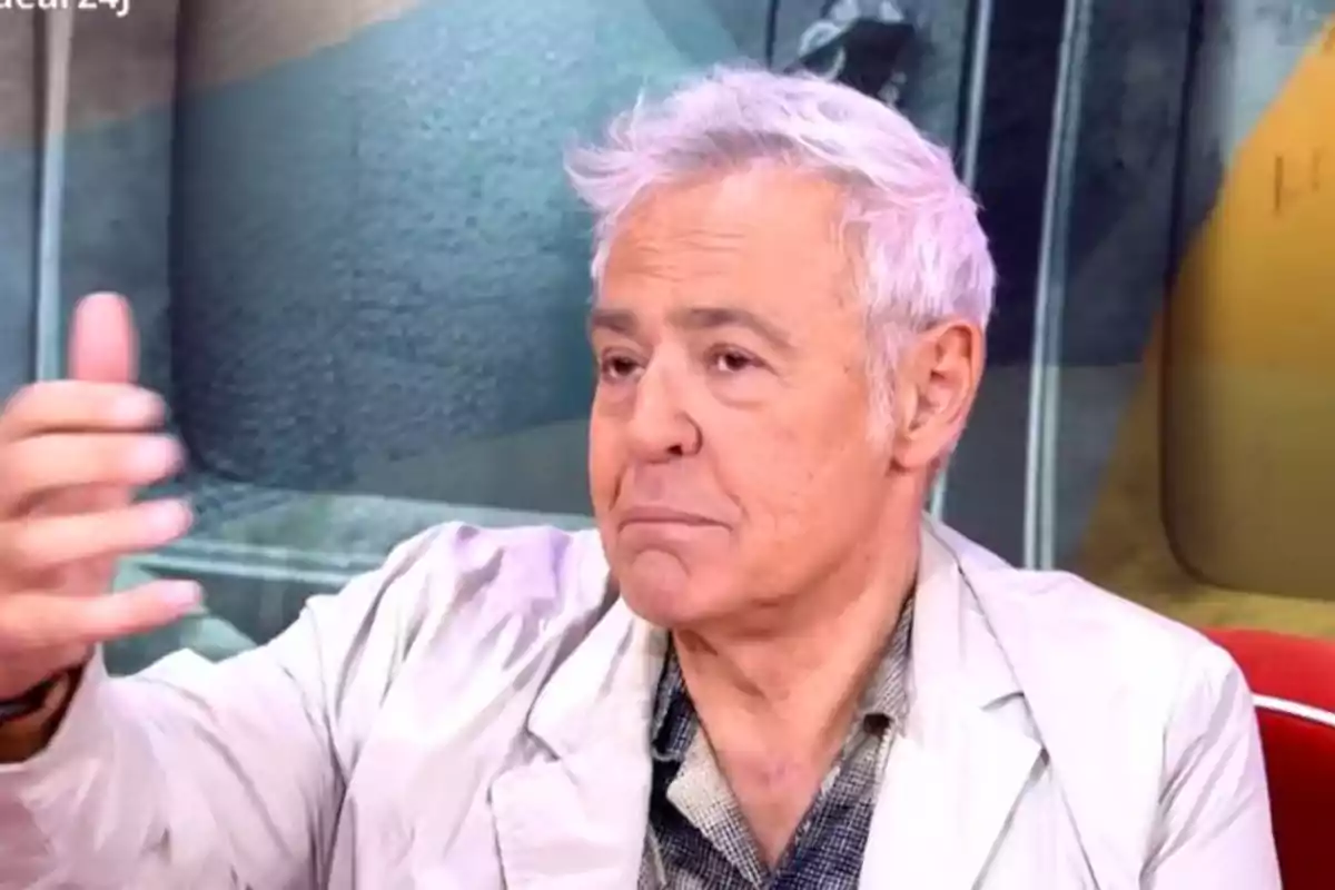 Jordi González de cabello canoso y expresión seria sentado en un estudio de televisión con fondo desenfocado y vistiendo una chaqueta clara Jordi González de cabello canoso y expresión seria sentado en un estudio de televisión con fondo desenfocado y vistiendo una chaqueta clara