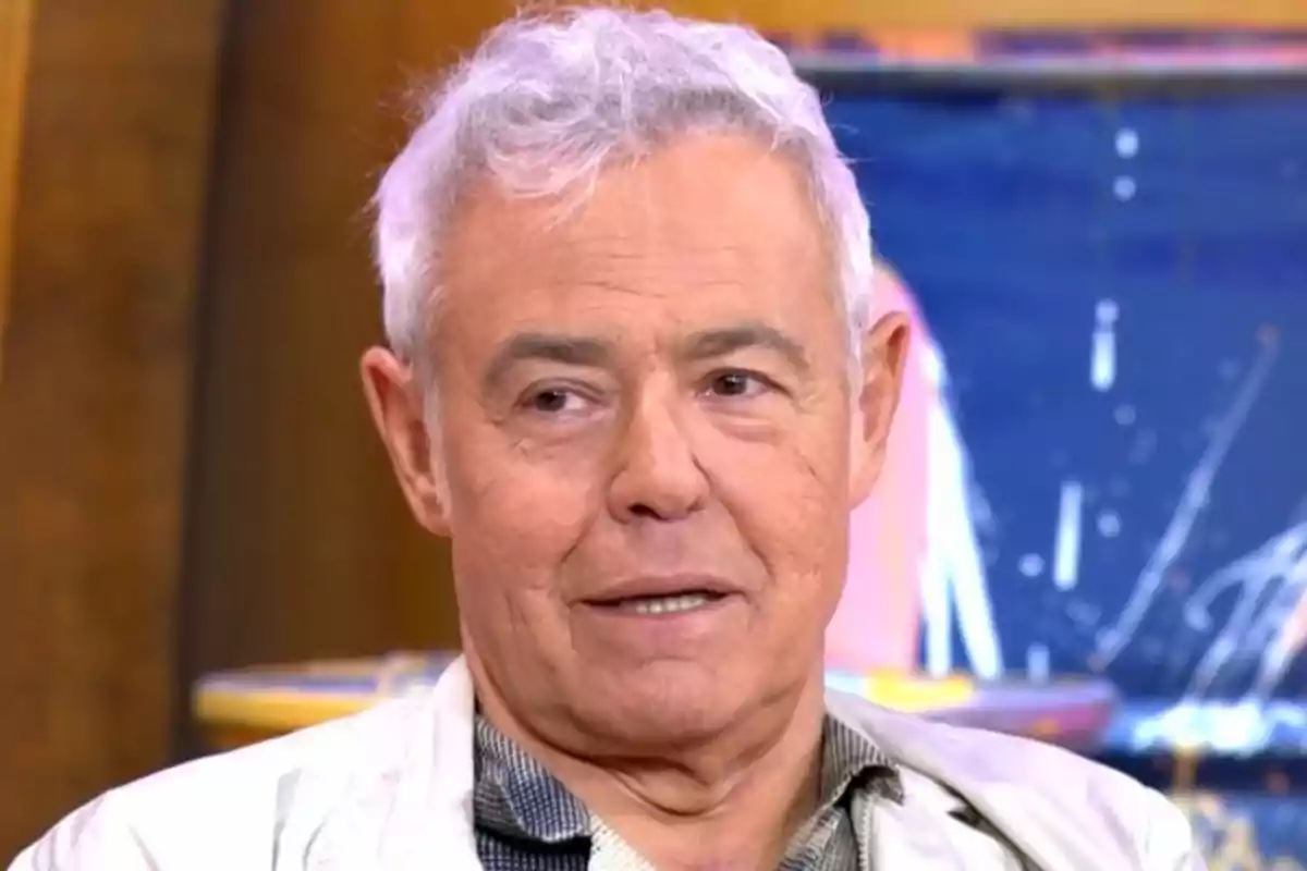 Jordi González de cabello canoso y corto con expresión seria en un estudio de televisión Jordi González de cabello canoso y corto con expresión seria en un estudio de televisión