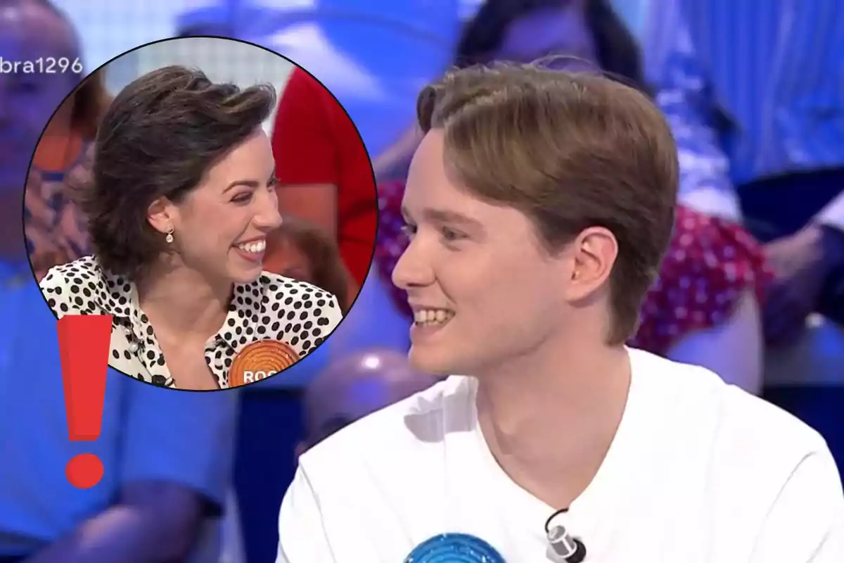 Manu y Rosa sonríen durante un programa de televisión con una imagen circular resaltando a una mujer y un signo de exclamación rojo