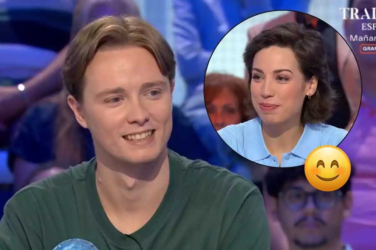 Manu sonriente en un programa de televisión con Rosa en un recuadro circular y un emoji de carita feliz