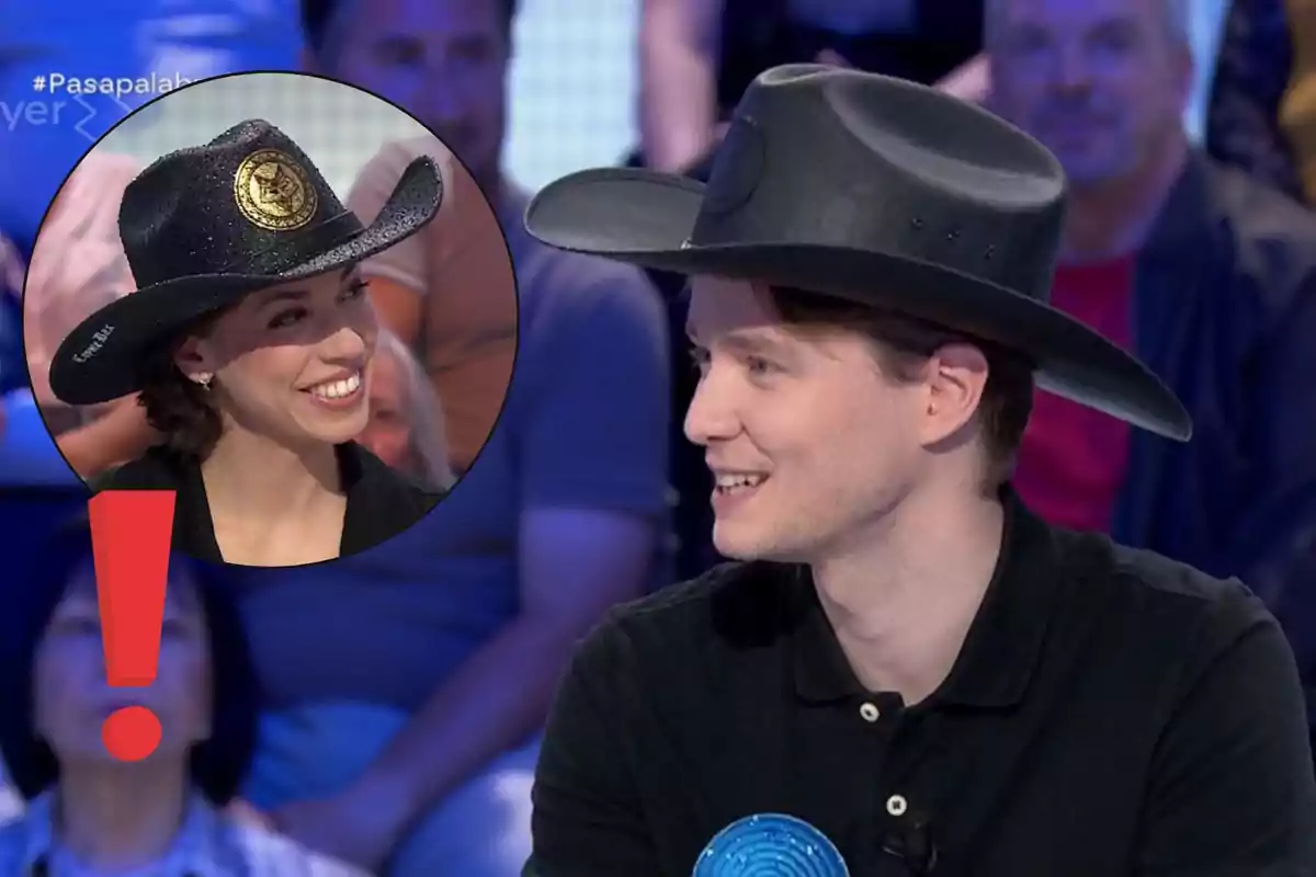 Manu y Rosa con sombreros de vaquero negro sonríen en un programa de televisión con público de fondo y un círculo resalta a una de ellas junto a un signo de exclamación rojo